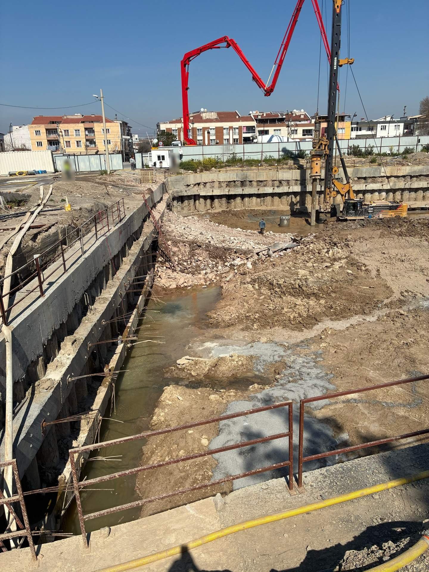 ADRA Manisa sahasında iksa çevresi boyunca süren saha çalışmaları.