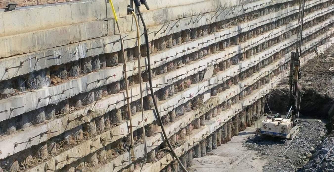 Fikirtepe projesinde kazı alanı kenarından yakın saha görünümü.