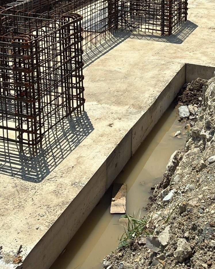 Hendek OSB sahasında donatıların ve çalışma yüzeyinin yakın görünümü.
